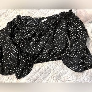 Crop top blouse with loose fitting drop sleeves.